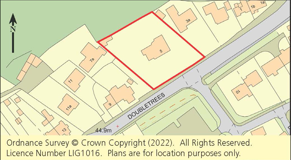 Lot: 125 - PAIR OF FOUR-BEDROOM HOUSES FOR IMPROVEMENT ON LARGE SITE OFFERING FURTHER POTENTIAL - 